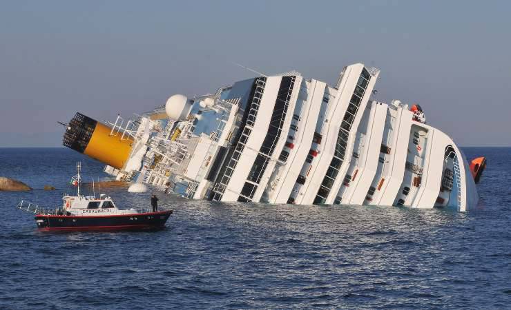 La Costa Concordia adagiata sui fondali dell'Isola del Giglio (Getty, Laura Lezza)