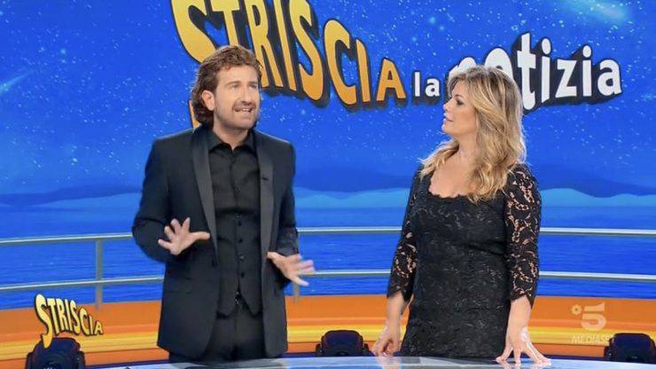 Vanessa Incontrada e Alessandro Siani - Striscia La Notizia
