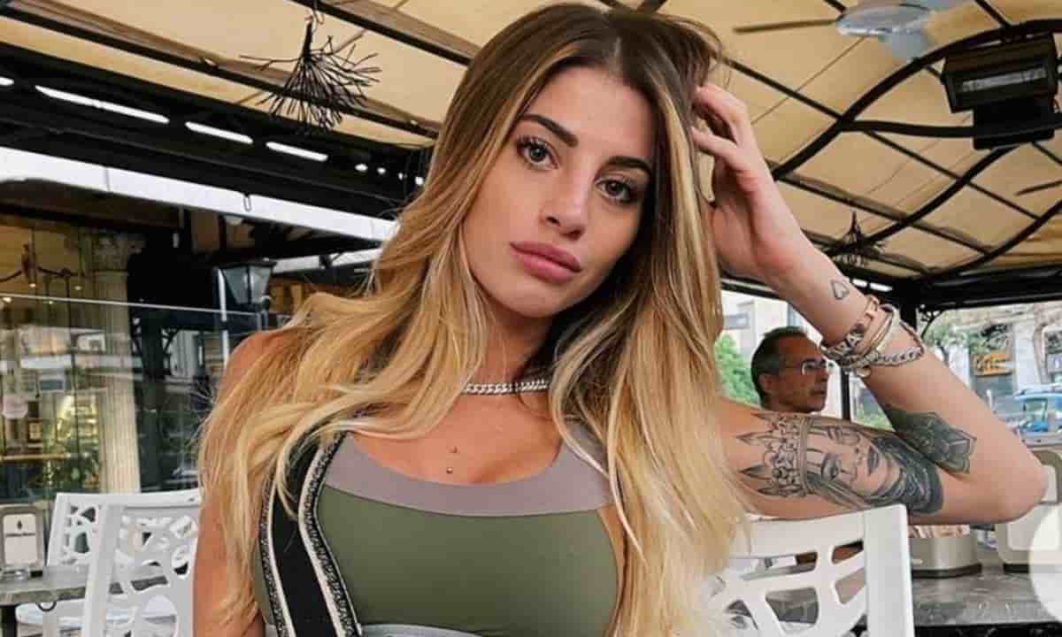 Chiara Nasti sgambatissima sulla moto: tutto in mostra Chiara Nasti sgambatissima sulla moto: tutto in mostra