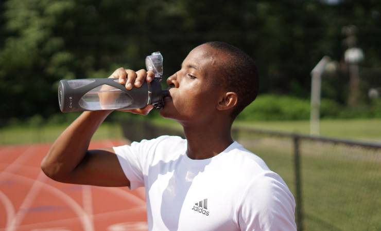 Bere molta acqua è fondamentale per perdere perso (Unsplush)