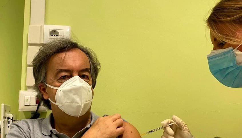 Il vaccino non funziona al 100 %. Ma è proprio per questo motivo che dobbiamo farlo, dice Burioni Il vaccino non funziona al 100 %. Ma è proprio per questo motivo che dobbiamo farlo, dice Burioni