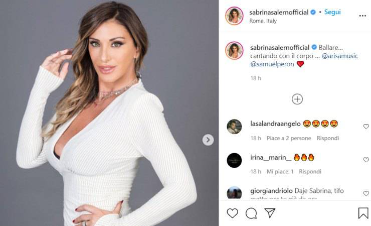 Ecco la foto di Sabrina con un décolleté infinito (foto: Instagram)