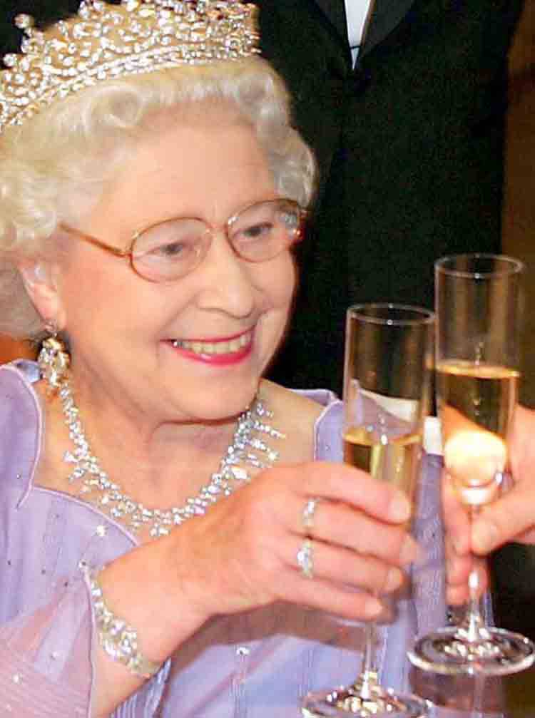 Regina Elisabetta beve 