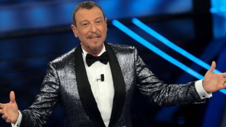 Il conduttore si prepara a Sanremo 2022