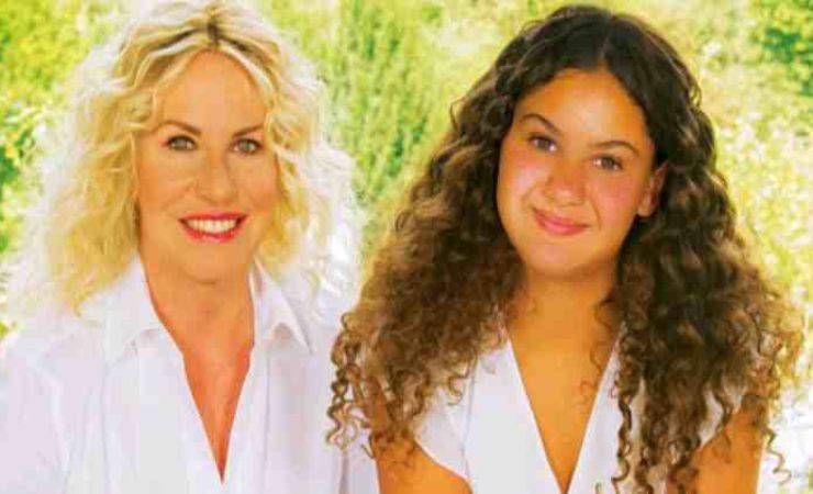 Oggi la bella Maelle ha i capelli e il sorriso di sua madre Antonella (political24)