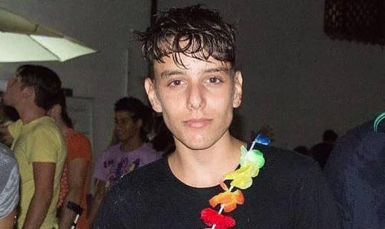 Rincasa a notte fonda, i genitori lo rimproverano: Pier Francesco si spara alla testa Rincasa a notte fonda, i genitori lo rimproverano: Pier Francesco si spara alla testa