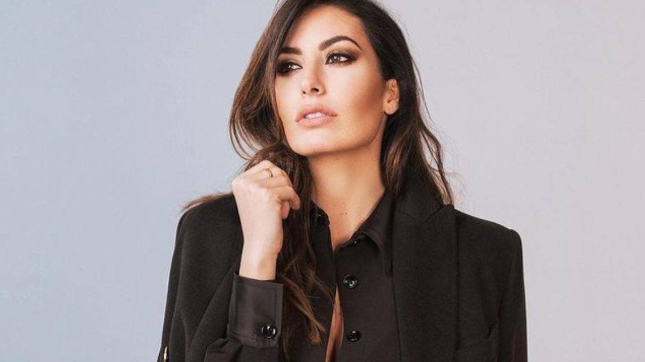 Elisabetta Gregoraci: il vestito scopre le lunghissime gambe Elisabetta Gregoraci: il vestito scopre le lunghissime gambe