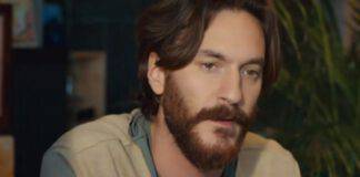 Love is in the air: Deniz ed il bacio appassionatamente con lei