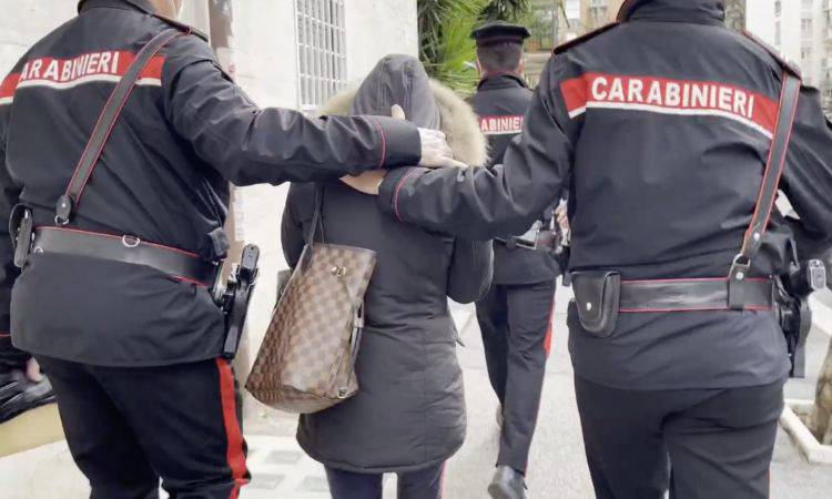 Carabinieri portano via occupante (Fanpage)