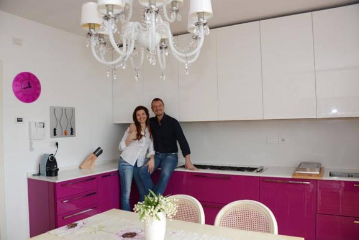 La cucina rosa acceso della moglie