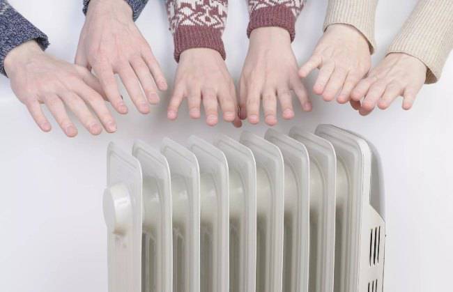 Termosifoni: sempre accesi, oppure quando serve? Ecco come risparmiare effettivamente