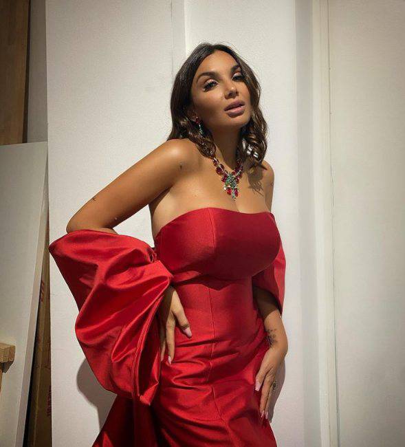 elettra lamborghini décollété