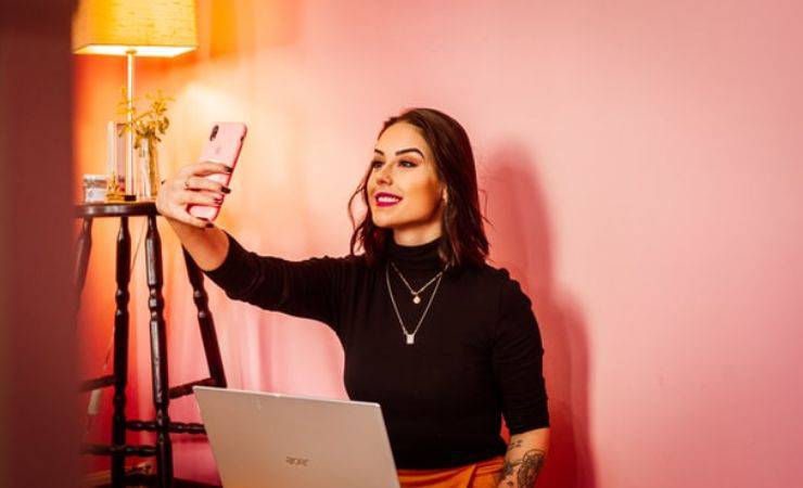 selfie narcisista (foto: Unsplash)