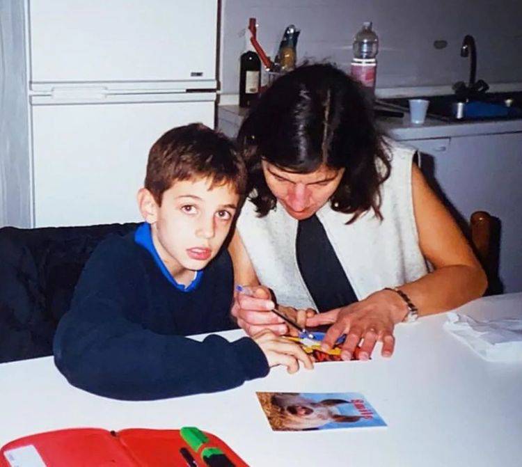 Achille Lauro piccolissimo, insieme alla madre Cristina