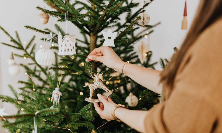 Albero di Natale. Come smaltirlo in modo corretto, sia vero che finto (Pexels)