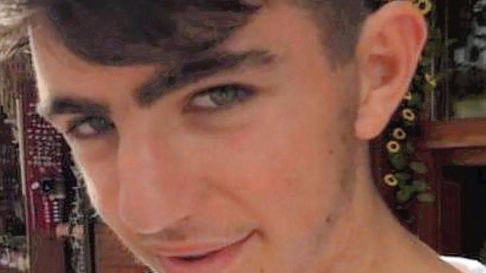 Lorenzo, travolto da una barra di metallo. Aveva solo18 anni: era il suo ultimo giorno da apprendista Lorenzo, travolto da una barra di metallo. Aveva solo18 anni: era il suo ultimo giorno da apprendista