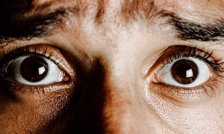 Sonno, paralisi mentre dormi ecco cosa succede