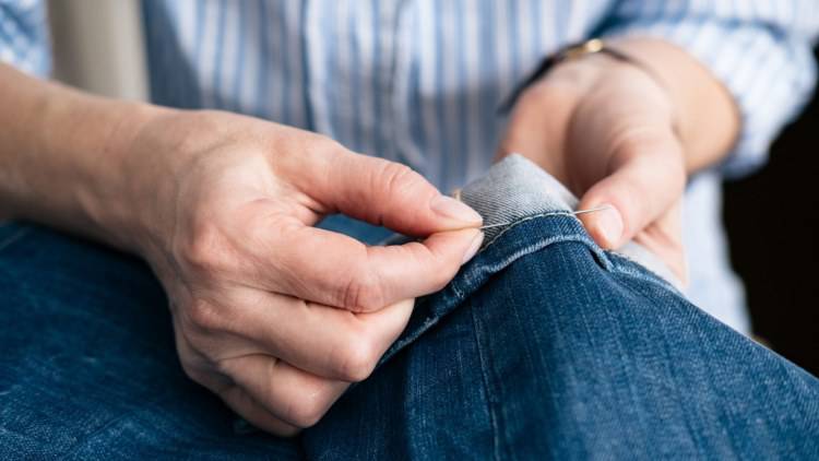 Accorciare i pantaloni: ecco qualche trucchetto