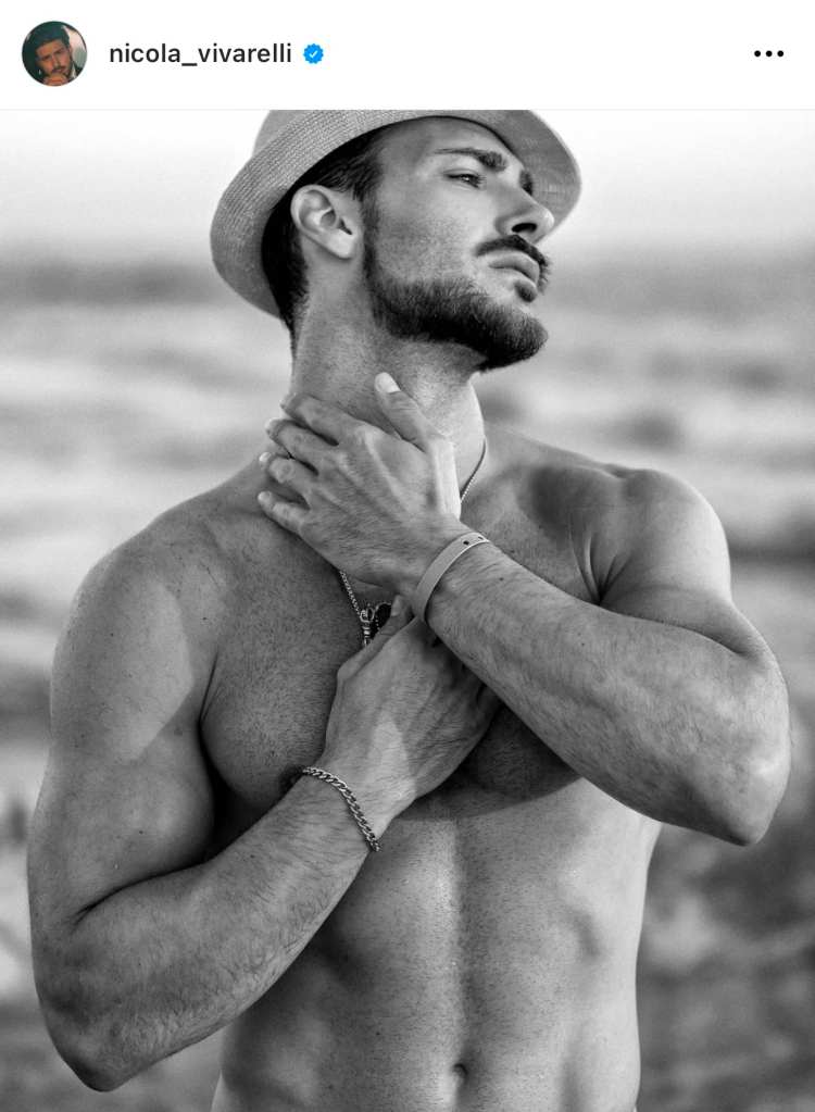 Nicola Vivarelli completamente nudo