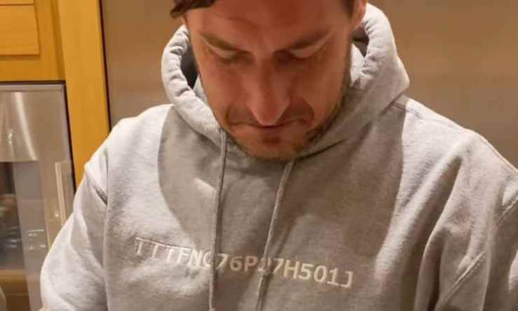 Francesco Totti: la felpa è diventata un oggetto del desiderio, ecco dove  comprarla e quanto viene