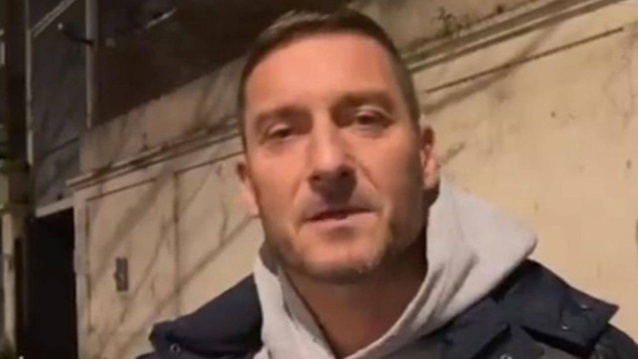 Francesco Totti: la felpa è diventata un oggetto del desiderio, ecco dove  comprarla e quanto viene