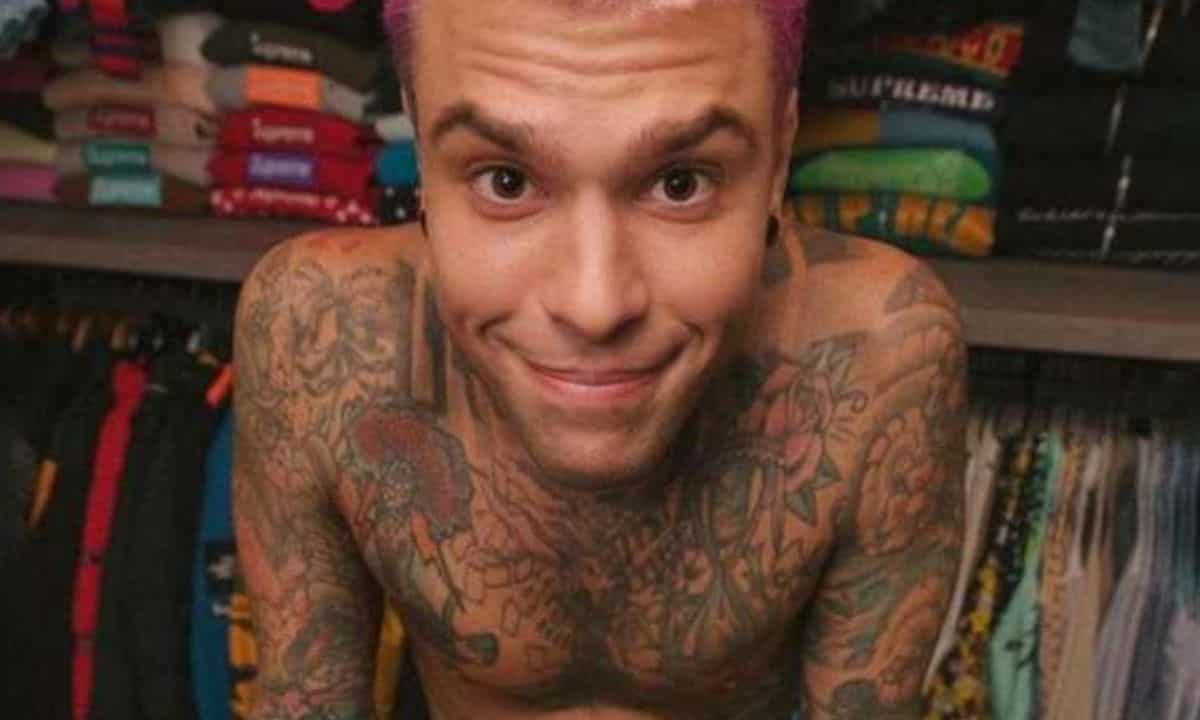 Fedez sempre petto nudo ecco perché