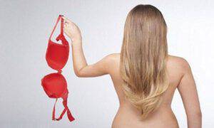 Non indossa reggiseno fa male