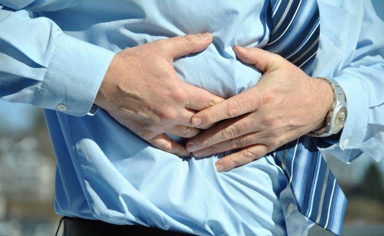 Ibuprofene: tra gli effetti collaterali vediamo l'ulcera allo stomaco (Pixabay)
