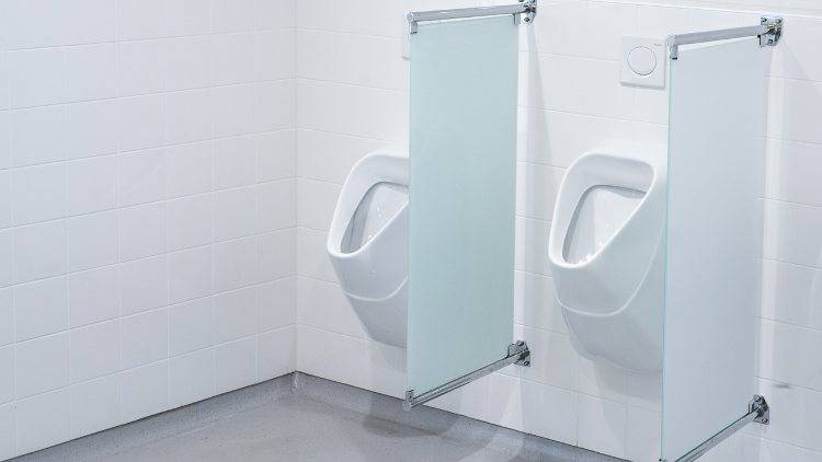 Sembra che anche la pipì riesca a fornirci delle informazioni molto importanti circa il nostro stato di salute. Dal colore delle urine, al numero di volte al giorno in cui sentiamo la necessità di andare in bagno. Possono darci molte indicazione sul nostro generale stato di salute. Possiamo dunque valutare in seguito i vari aggiustamenti necessari nel nostro stile di vita. CONTENUTO SPONSORIZZATO Mgid Mgid Ecco i 10 nomi più belli da dare a un bambino Momento Donna Se avete la prostatite o correte spesso in bagno, leggete urgente Prostatricum Lavora con Amazon da casa e guadagna 1.500 € al mese. Scopri come Amazon Vici I 6 sintomi di Omicron da non sottovalutare Brainberries Vediamo meglio di cosa si tratta. LEGGI ANCHE Mgid Mgid Ragazza di Roma: diventa ricca con Bitcoin senza comprarlo Bitcoin System La giovane milionaria in Roma racconta come è diventata ricca Bitcoin System La giovane milionaria di Lazio racconta come è diventata ricca Bitcoin System Ecco i 10 nomi più belli da dare a un bambino Momento Donna Si riesce, infatti, a determinare proprio grazie all’analisi della frequenza in cui si urina quanto si è effettivamente idratati. E’ quello che ha scoperto un famoso urologo americano, Neil Grafstein. Leggi anche OROSCOPO DELL’AMORE DI OGGI 6 FEBBRAIO 2022 Rayan non ce l’ha fatta. È morto il bambino estratto dal pozzo in Marocco Un informazione davvero preziosa per valutare un parametro che ha un forte impatto sulla salute del nostro organismo. Secondo le statistiche si fa pipì almeno quattro volte al giorno e fino a un massimo di sette. Questi valori possono però essere alterati da diversi parametri che devono essere presi in considerazione durante l’analisi del proprio stato di benessere. Il numero totale di volte in cui si fa pipì viene infatti influenzato da alcuni fattori tra cui la quantità di acqua bevuta, l’assunzione di alcolici, di caffè. O altre sostanze che possono provocare in caso di abuso una vera e propria irritazione della vescica. Un’eccessiva minzione può essere anche il sintomo di una vescica iperattiva. In questo caso, a patto che non si abbiano anche problemi di incontinenza. Il professore statunitense Neil Grafstein ha consigliato degli esercizi per “allenare” la vescica, in modo da ridurre al minimo il rischio di infezioni. Trattenere la pipì può essere utile in questi casi, ma è necessario prestare la massima attenzione ai campanelli d’allarme del proprio corpo e non esagerare, sapendo riconoscere i propri limiti. Il flusso di urina, a cui è correlata la frequenza della minzione, si indebolisce nel momento in cui si diventa più anziani. In caso doveste fare pipì meno di 4 volte al giorno o troppe volte, a parità di altre condizioni e stile di vita sano. È bene dunque consultare il proprio medico di fiducia che saprà trovare la giusta soluzione al vostro malessere.