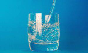 bere acqua accelera metabolismo 