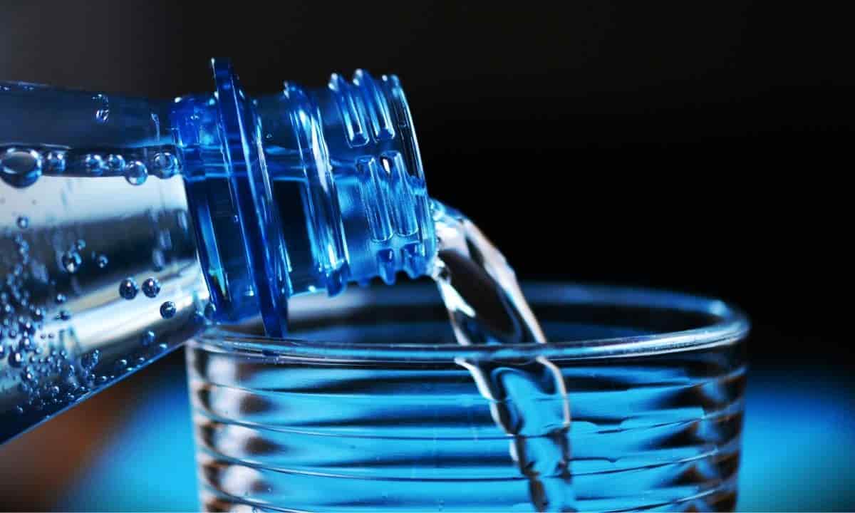 bere acqua accelera metabolismo