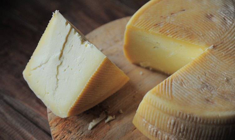 Latticini e formaggi grassi/molto stagionati (Pixabay)