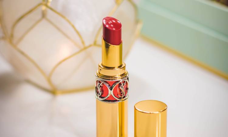 Rossetto, ecco quello perfetto per voi che vi fa apparire alla moda e giovani