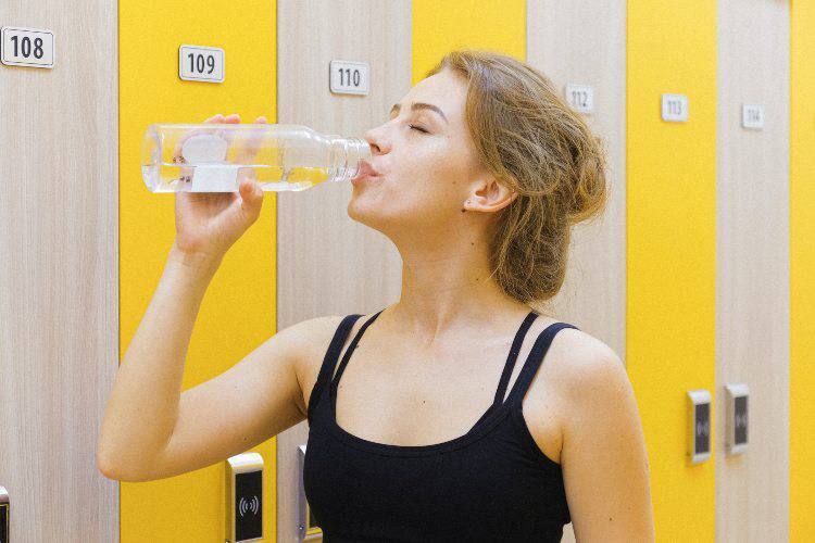 Bere acqua per contrastare la stanchezza (Pexels)