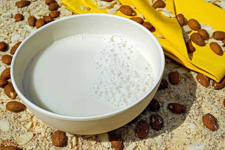Latte di mandorla (Pixabay)
