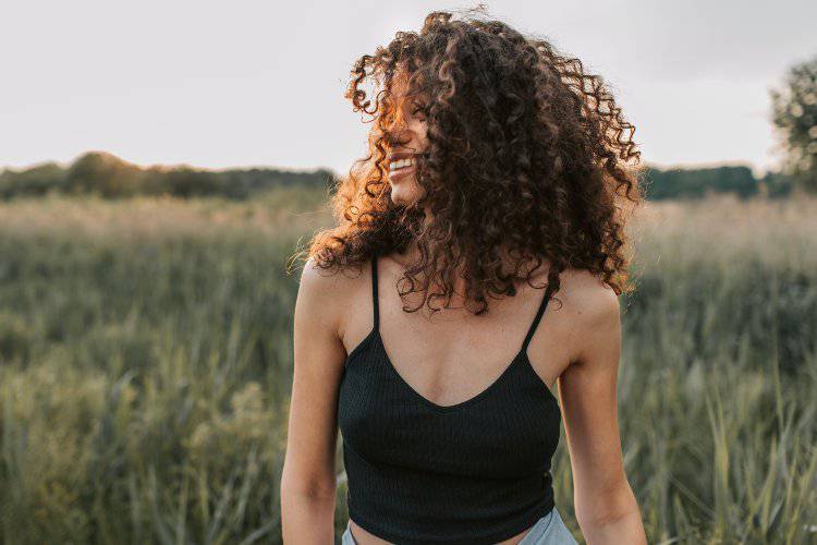 Taglio medio-corto per capelli ricci (Pexels)