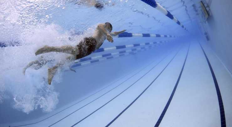 Il nuoto tra le attività sportive per controlla i livelli di colesterolo