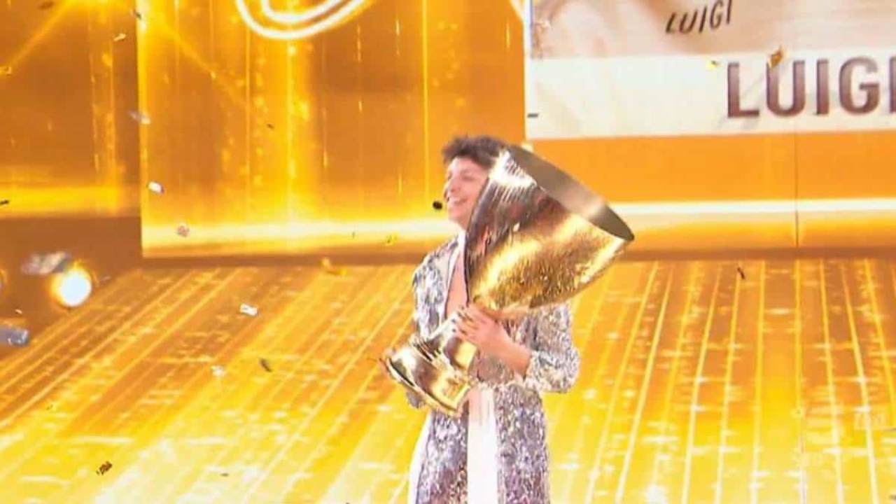 Amici: Luigi shock, così spenderà i soldi della vincita Amici: Luigi shock, così spenderà i soldi della vincita
