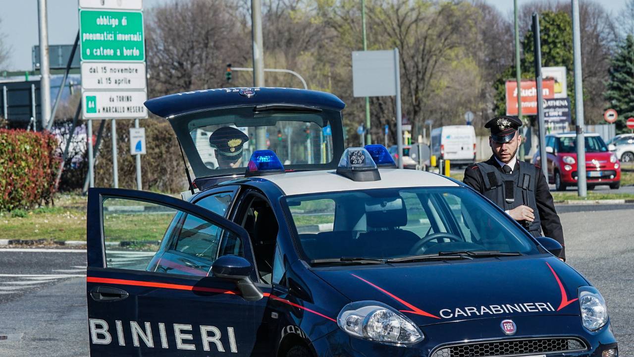 Corpo senza vita abbandonato sulla statale, il padre riconosce il figlio dai tatuaggi Corpo senza vita abbandonato sulla statale, il padre riconosce il figlio dai tatuaggi