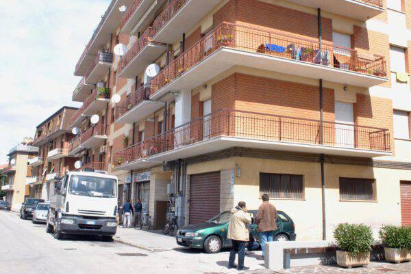 Forlì, coniugi trovati morti in casa: nell’appartamento avevano costruito un bunker Forlì, coniugi trovati morti in casa: nell’appartamento avevano costruito un bunker