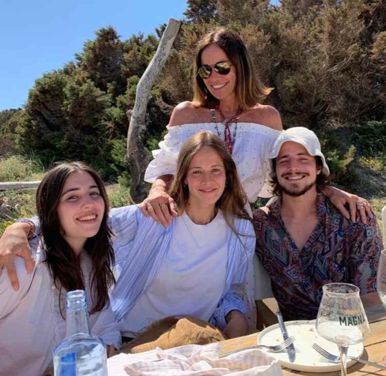 Cristina Parodi insieme ai figli Benedetta, Alessandro e Angelica (Instagram)