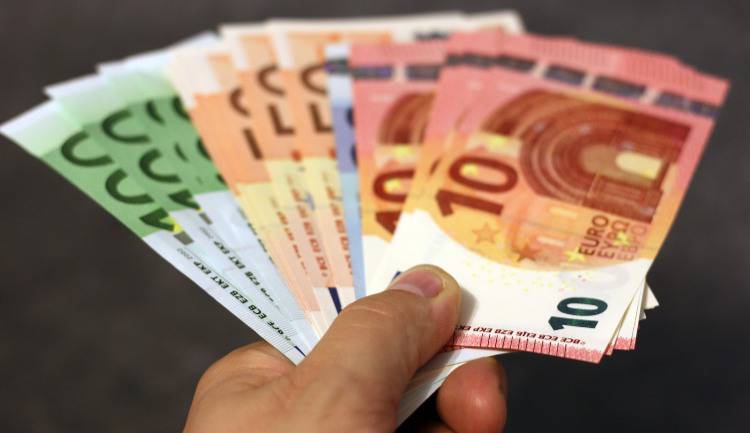 Poste Italiane: 300 euro al mese per i proprietari di PostePay (Pexels)