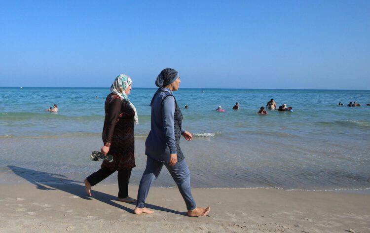 Burqa e topless in luogo pubblico, stanno bene anche insieme e non voglio vietare nessuno dei due, dice il sindaco Burqa e topless in luogo pubblico, stanno bene anche insieme e non voglio vietare nessuno dei due, dice il sindaco