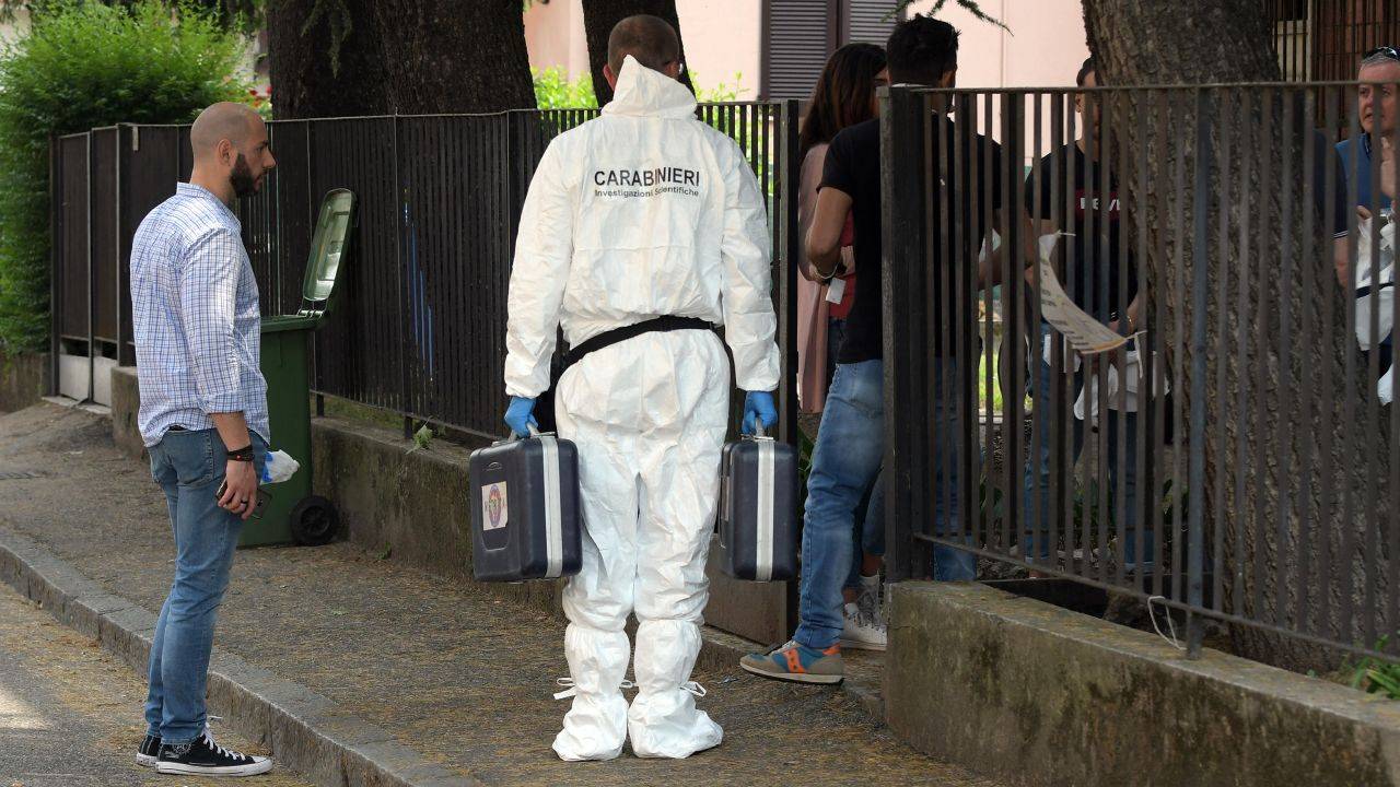 Milano, anziana nella vasca da bagno decapitata e sezionata. Fermata la figlia Milano, anziana nella vasca da bagno decapitata e sezionata. Fermata la figlia