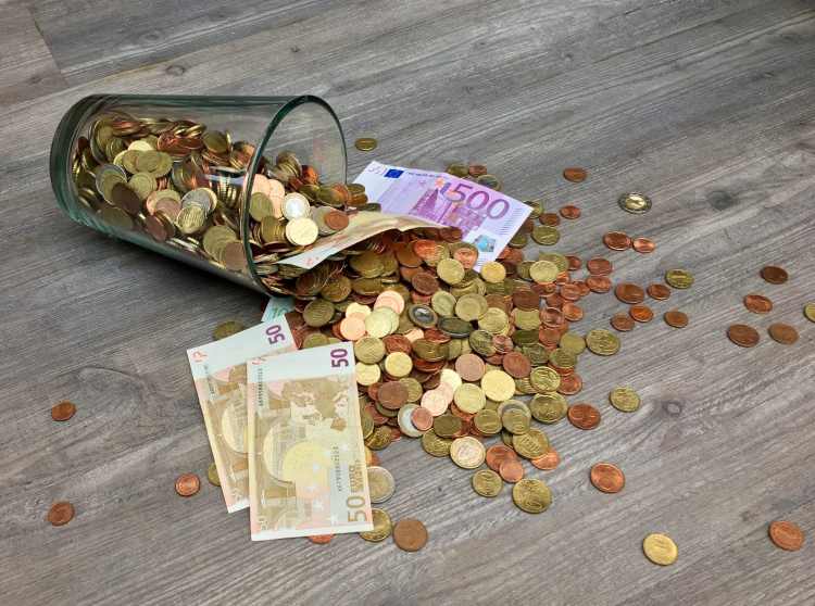 Soldi: arrivano sul conto corrente di questi risparmiatori 8 Risparmiatori (Pexels)