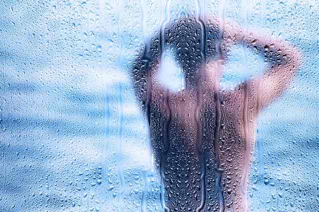 Ecco perché non dovete fare la pipi sotto la doccia