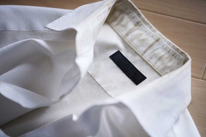 Macchie ed odori cattivi sulle magliette bianche: come fare per risolvere questo problema