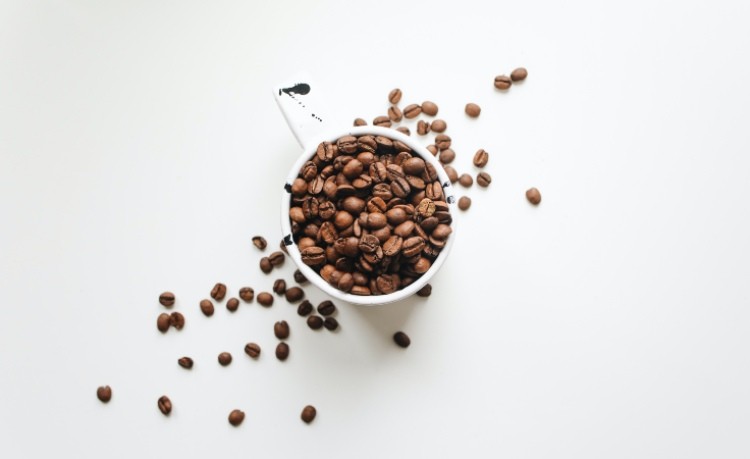 Capelli lucenti e folti? Utilizza il caffè (Pexels)