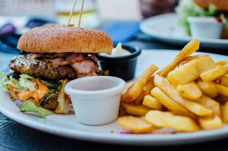 Dieta: evita il junk food (Pexels)