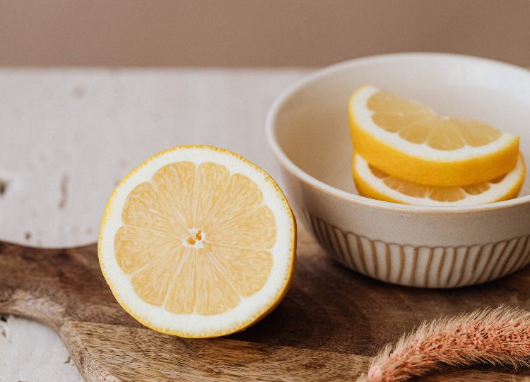 Limone e aceto bianco (Pexels)